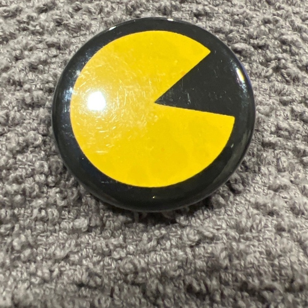 Pac-Man Pinback Button 1.25 Inch Vintage Arcade Video Game Yellow Black Pin - Picture 1 of 2